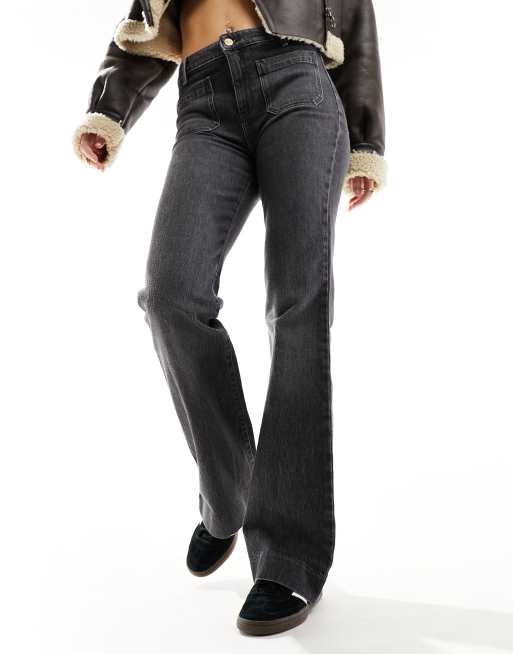 Wrangler - Flared jeans in zwart met wassing en zakken aan de voorkant