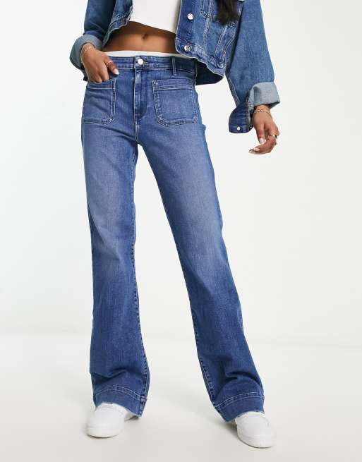 Wrangler flared jeans with front pockets in mid blue 