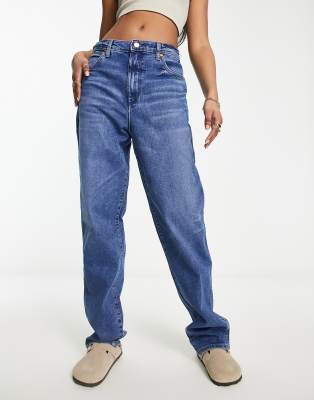 Wrangler - Gerade geschnittene Mom-Jeans in Mittelblau