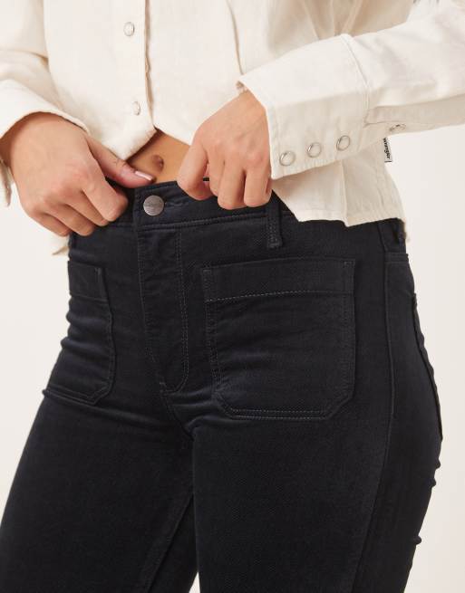 Wrangler – Granatowe jeansy dzwony z kieszeniami z przodu, 2 z 5