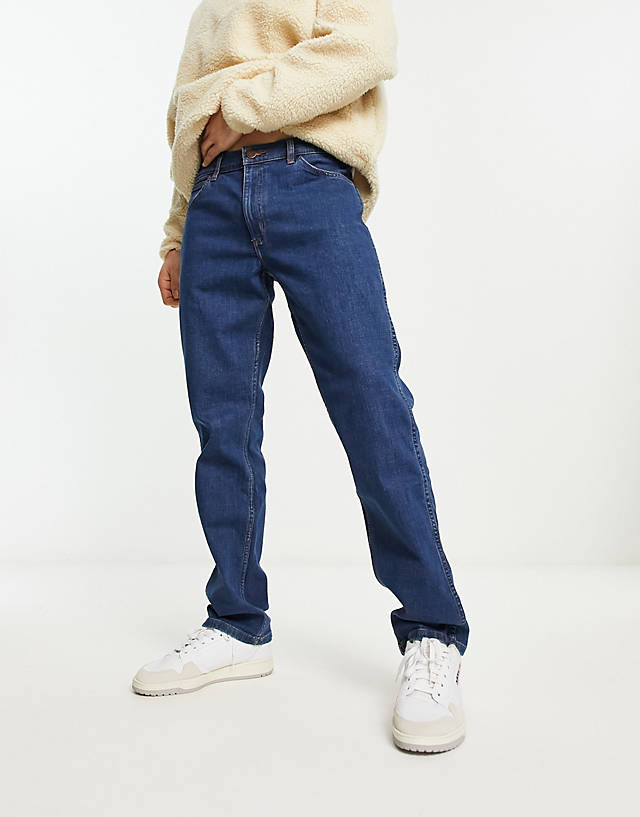 Wrangler - greensboro regular fit jeans in mid blue