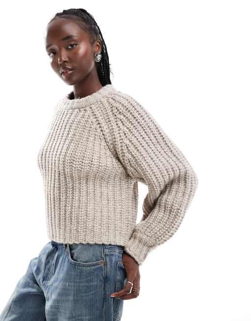 Wrangler – Jasnobeżowy dzianinowy sweter z balonowymi rękawami