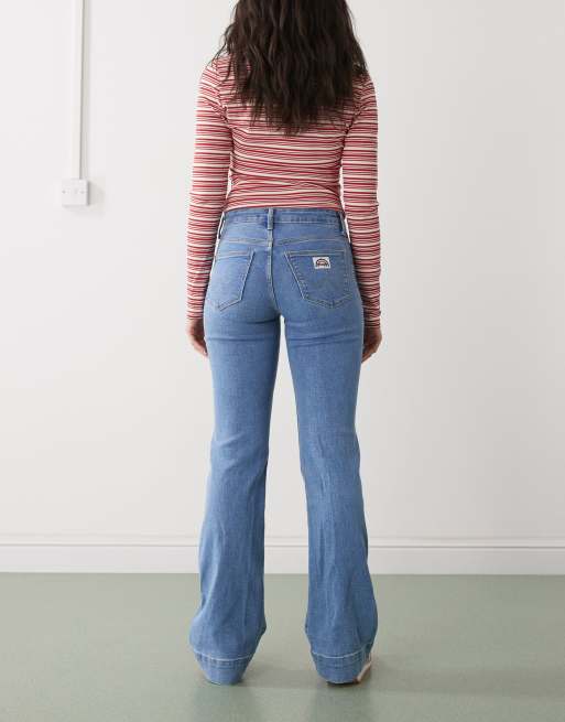 Wrangler - Jeans a zampa color blu acceso con tasche sul davanti, 2 di 5