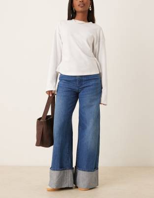 Wrangler - Jeans in mittelblauer Waschung mit weitem Bein und Umschlag