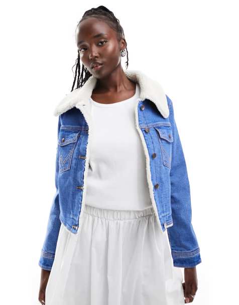 Wrangler – Jeansjacke in Mittelblau mit Teddyfutter und Teddykragen - view 1