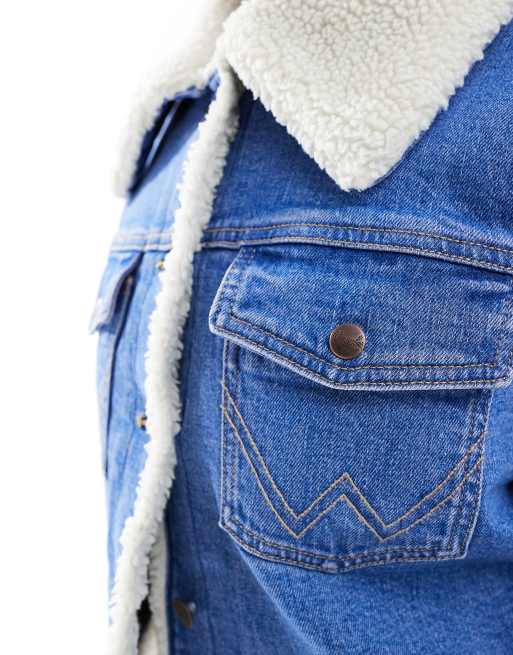 Wrangler – Jeansjacke in Mittelblau mit Teddyfutter und Teddykragen, 3 von 4