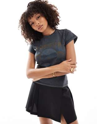 Wrangler - Knapp geschnittenes T-Shirt in verblasstem Schwarz mit Band-Print