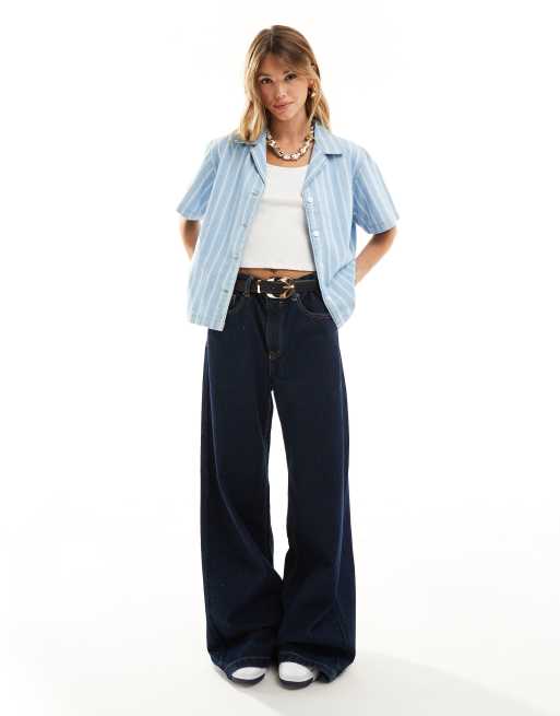 Wrangler – Kurzärmliges, gestreiftes Camp-Hemd aus Denim in Mittelblau mit Reverskragen und lockerer Passform