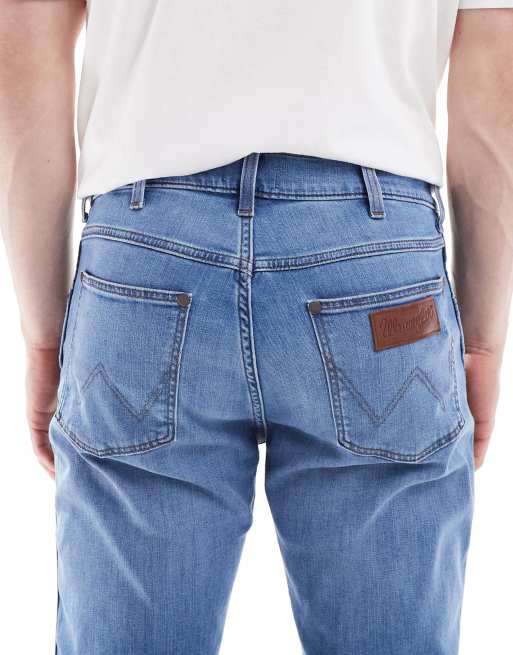 Wrangler – Larston – Schmale Karottenjeans in verwaschenem Mittelblau, 4 von 5