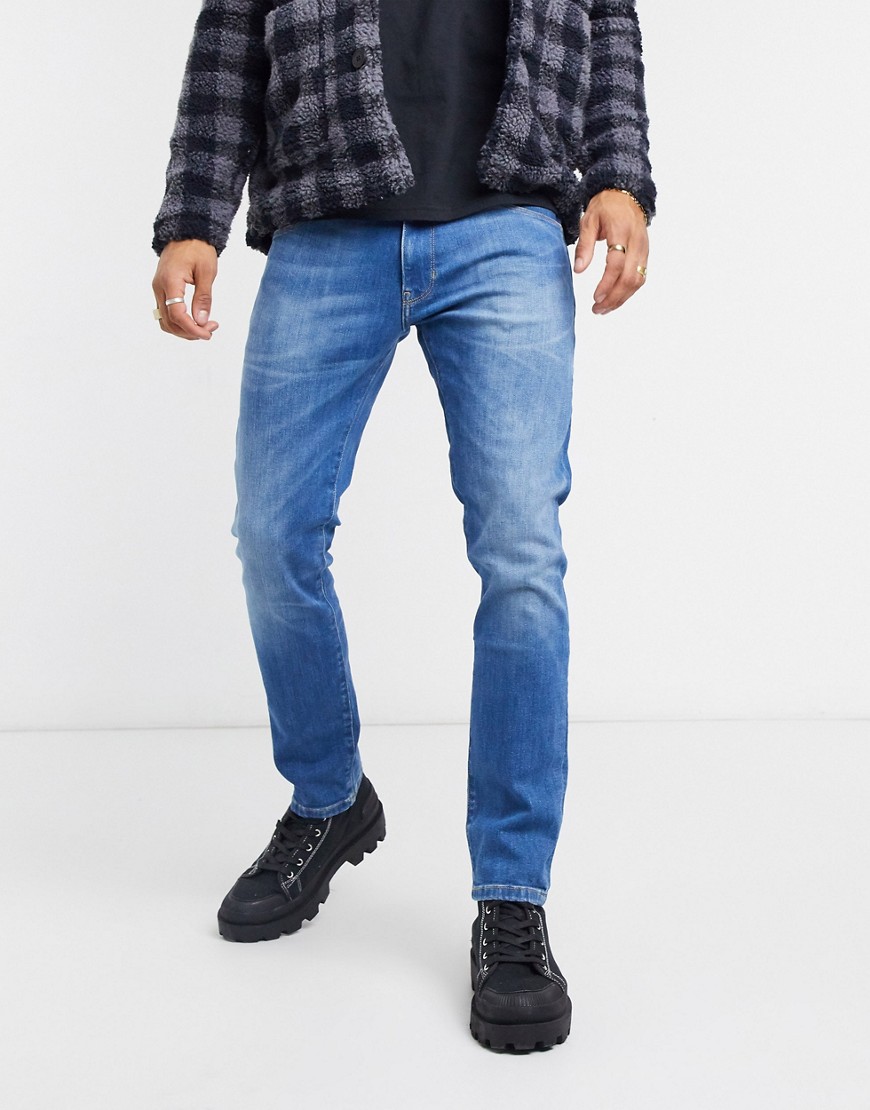 Wrangler – Larston – Slim jeans med avsmalnande ben-Blå