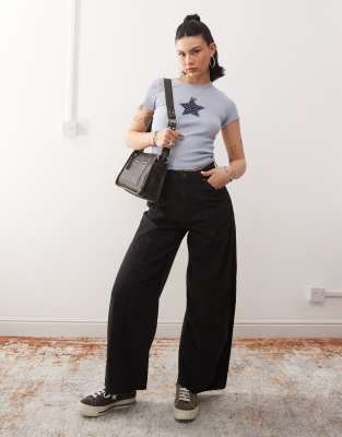Wrangler - Leichte Cowboy-Fit-Jeanshose in Schwarz mit weitem Bein und Nähten vorne