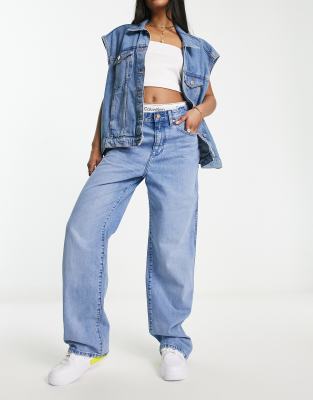 Wrangler - Locker geschnittene Mom-Jeans in Hellblau