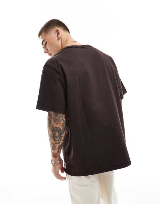 Wrangler – Locker geschnittenes T-Shirt in Braun mit Logo-Aufnäher, 4 von 4
