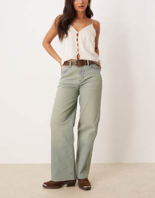 Wrangler - Locker und gerade geschnittene Jeans in hellblauer Acid-Waschung