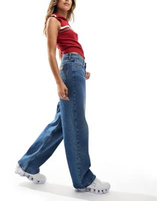 Wrangler - Lockere, gerade geschnittene Mom-Jeans in Mittelblau