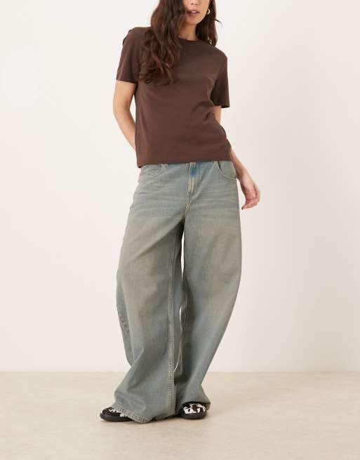 Wrangler low rise barrel jeans in mid wash, 2 of 5