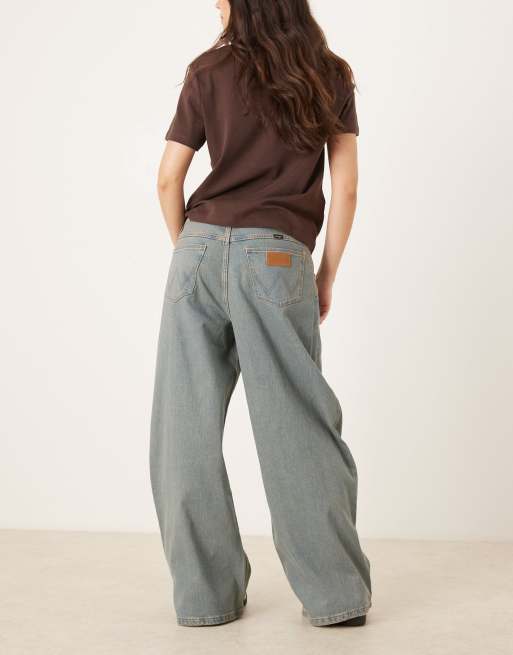 Wrangler low rise barrel jeans in mid wash, 3 of 5