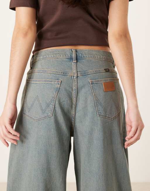 Wrangler low rise barrel jeans in mid wash, 4 of 5