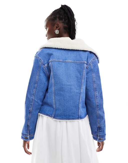 Wrangler - Mellemblå denimjakke med krave og for i imiteret lammeskind, 2 af 4