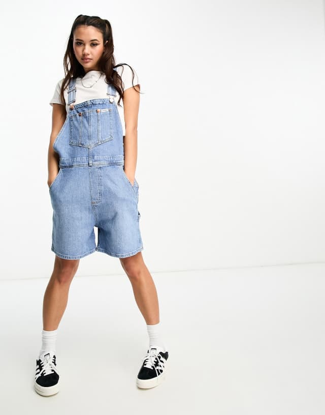 Wrangler overall shorts in oblivion denim