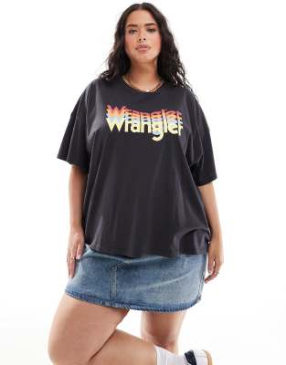 Wrangler Plus - Girlfriend-T-Shirt in verblasstem Schwarz mit Retro-Logo