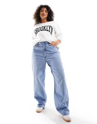 Wrangler Plus - Locker geschnittene Mom-Jeans in Hellblau