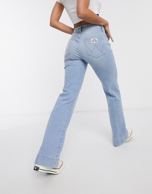 Wrangler pocket detail flare jean in light wash blue