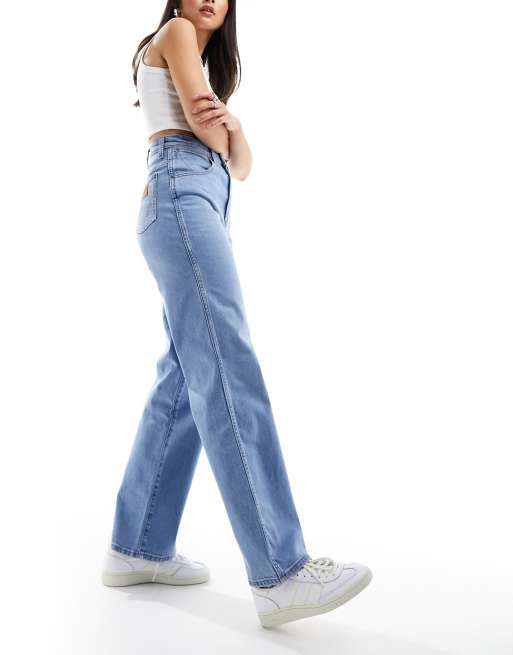 Wrangler relaxed mom jeans in light blue