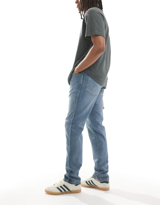 Wrangler – River – Zwężane jasnoniebieskie jeansy o regularnym kroju, 2 z 5