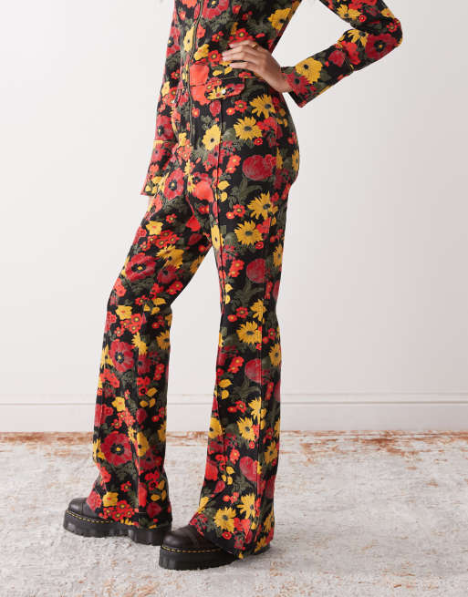 Wrangler – Röd och gulblommig jumpsuit i denim och retrostil, 4 av 4
