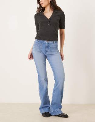 Wrangler - Schlagjeans in mittelblauer Waschung