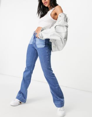 wrangler -  – Schlagjeans mit aufgesetzten Taschen in Blau