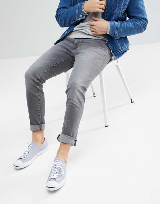 Wrangler – Schmale Jeans in Grau