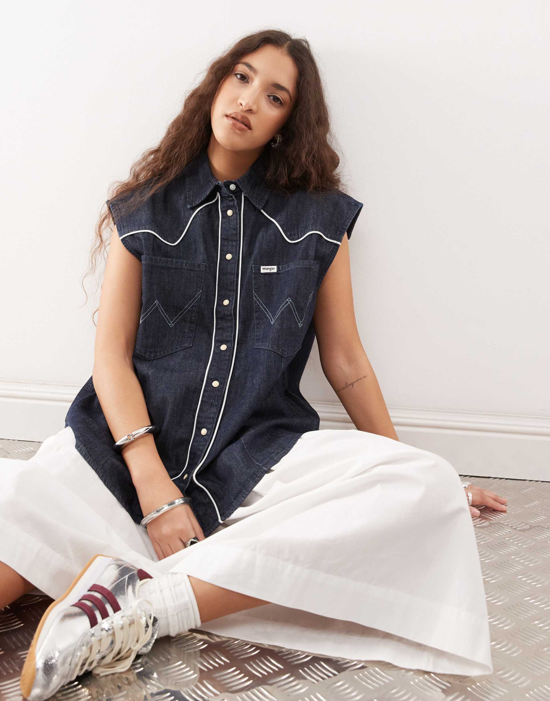 wrangler sleeveless denim western shirt in dark blue
