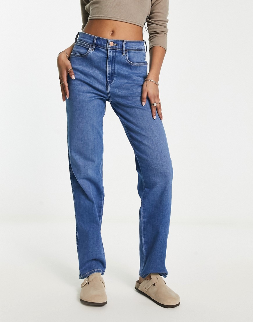 Wrangler straight fit jean in mid blue
