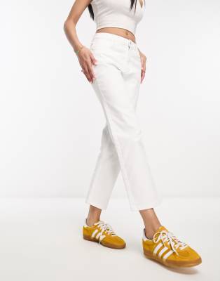 Wrangler straight leg cropped jeans in white