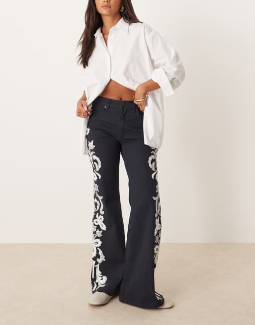 Wrangler – Svarta, utsvängda jeans i 70-talsstil med blombroderi, 2 av 5