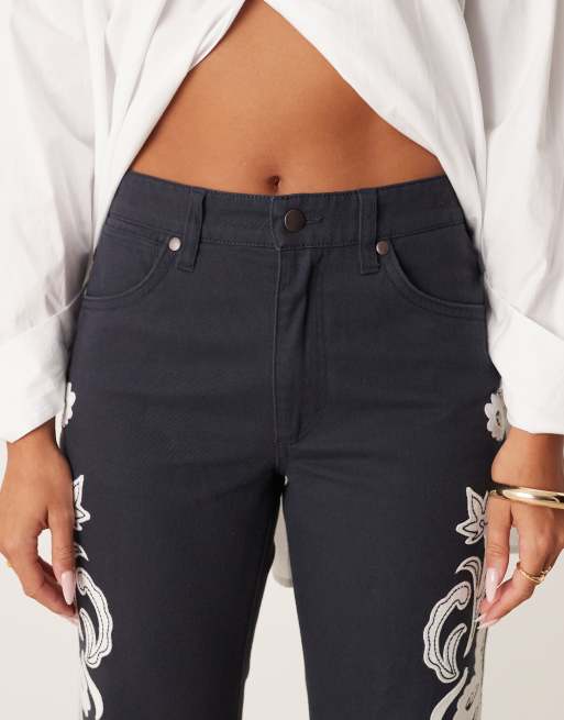 Wrangler – Svarta, utsvängda jeans i 70-talsstil med blombroderi, 4 av 5