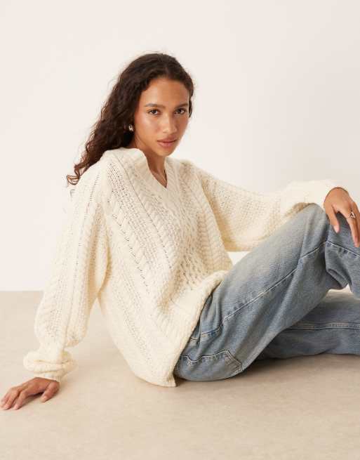 Wrangler – Sweter w kolorze ecru z dekoltem w kształcie litery V z dzianiny z mieszanki wełny o warkoczowym splocie