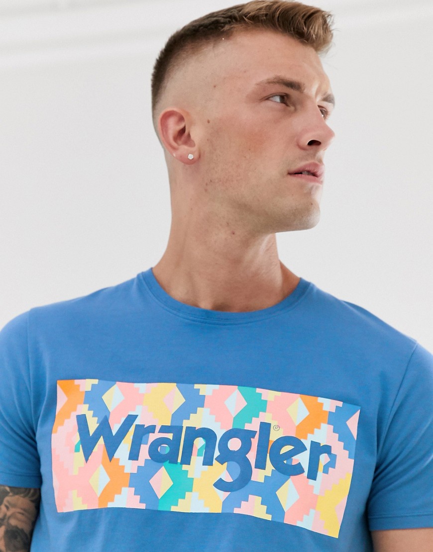 Wrangler - T-shirt blu con logo squadrato arcobaleno sul petto
