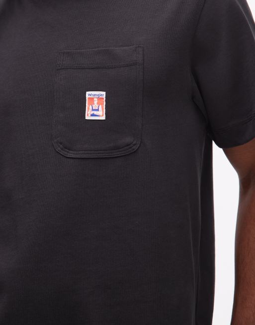 Wrangler – T-Shirt in verblasstem Schwarz mit Brusttasche , 4 von 5