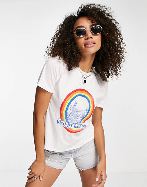 Wrangler - T-shirt met regenbooglogo op de voorkant in wit