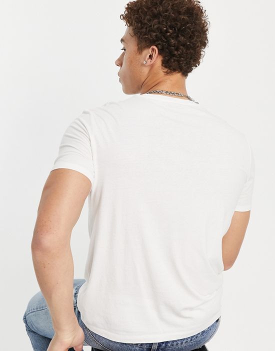 https://images.asos-media.com/products/wrangler-t-shirt-with-americana-print-in-white/201262397-2?$n_550w$&wid=550&fit=constrain
