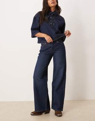 Wrangler - Vasket mørkeblå jeans med vide ben - view 1