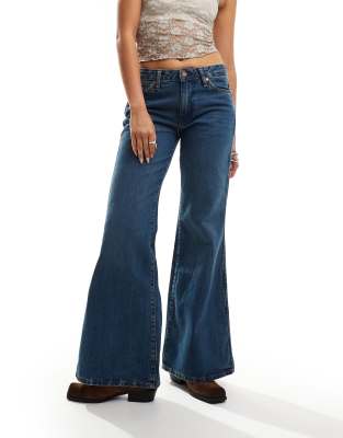 Wrangler - Wanderer - Schlag-Jeans in Mittelblau mit mittelhohem Bund