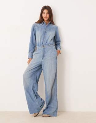 Wrangler - Western-Jeans mit weitem Bein und unverarbeitetem Saum in hellblauer Waschung