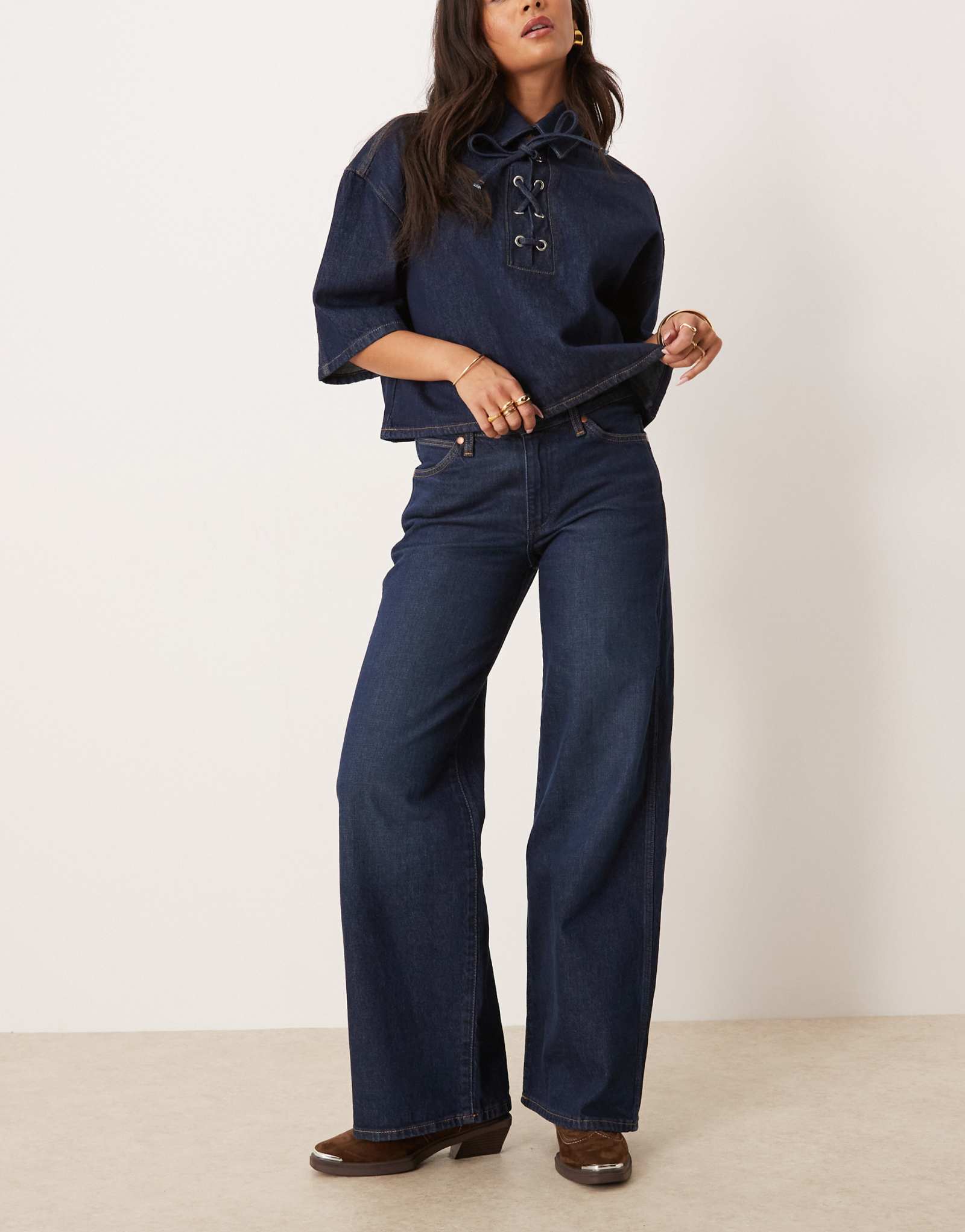 Широкие джинсы Wrangler темно-синего цвета, застиранные