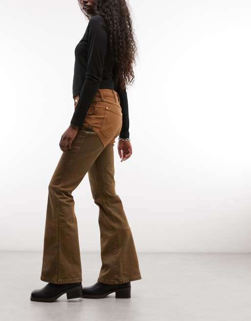 Wrangler X Lainey Wilson Chapped Flare Denim-Jeans in Braun, 2 von 5