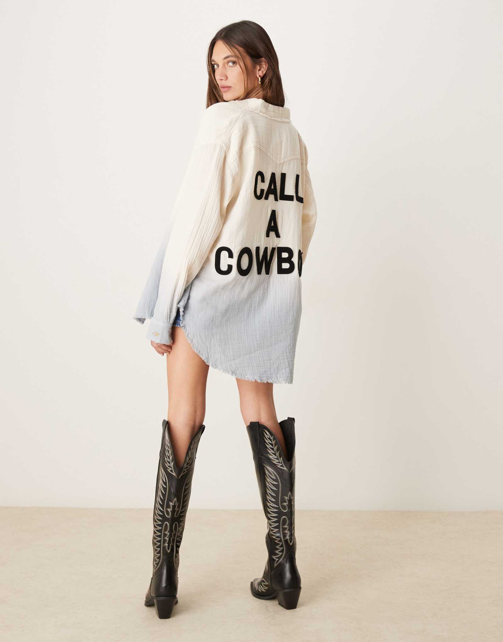 Рубашка из марли Wrangler x Lainey Wilson с вышивкой на спине синего цвета