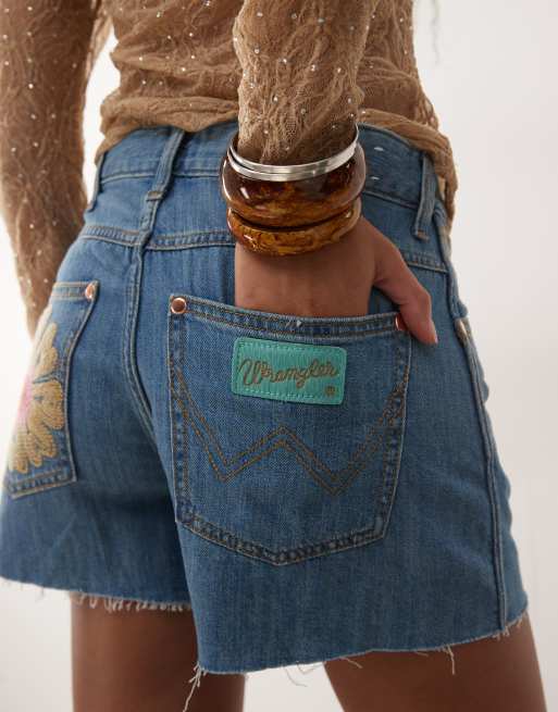 Wrangler x Lainey Wilson – Niebieskie szorty jeansowe z haftowanym wzorem, 3 z 5